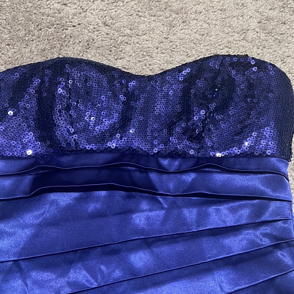 Dresses - Picture 2 of 4